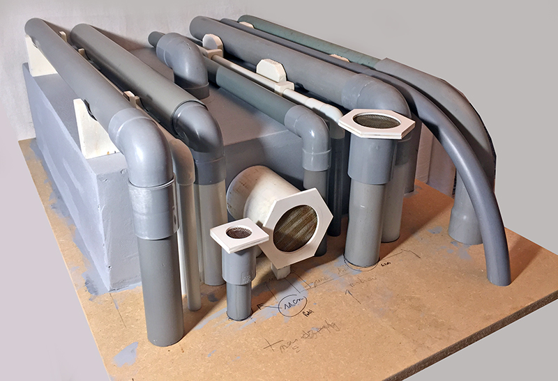 Maquette grise en construction de tuyauterie industrielle avec ventilateurs grillagés, décor Alien 3
