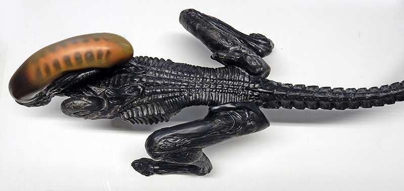 Maquette de Xénomorphe noir d'Alien 3 vue de dessus, longue queue et crâne allongé