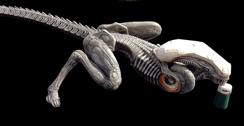 Maquette du xénomorphe quadrupède d'Alien 3 en cours de peinture sur fond noir