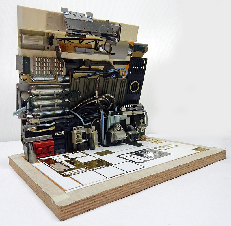 Diorama de maquette représentant une paroi technique industrielle détaillée de vaisseau spatial dans l'univers Alien
