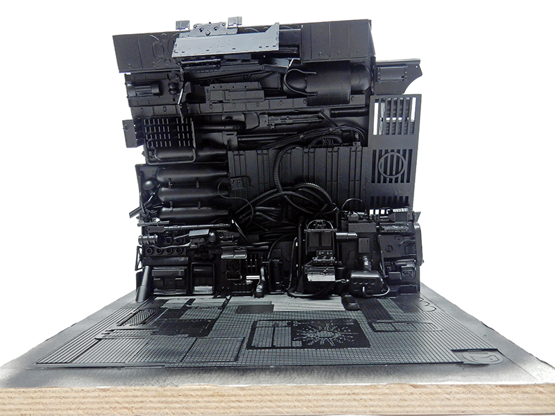 Diorama de maquette noire représentant une paroi technique détaillée de vaisseau spatial avec tuyaux et machinerie
