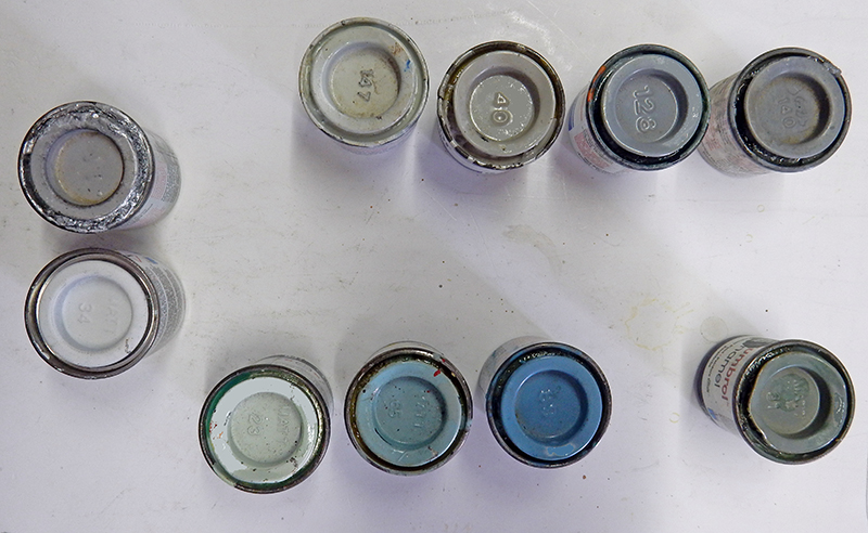 Pots de peinture Humbrol vus de dessus avec numéros de teintes pour maquette