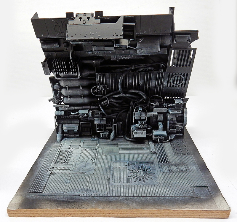 Diorama de maquette mur industriel sombre du film Alien avec tuyauterie et sol gravé