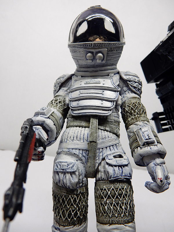 Figurine peinte de Ripley en combinaison spatiale avec casque à visière réfléchissante tenant une arme