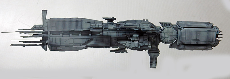 Maquette du vaisseau Sulaco peint en gris vue de profil sur fond clair