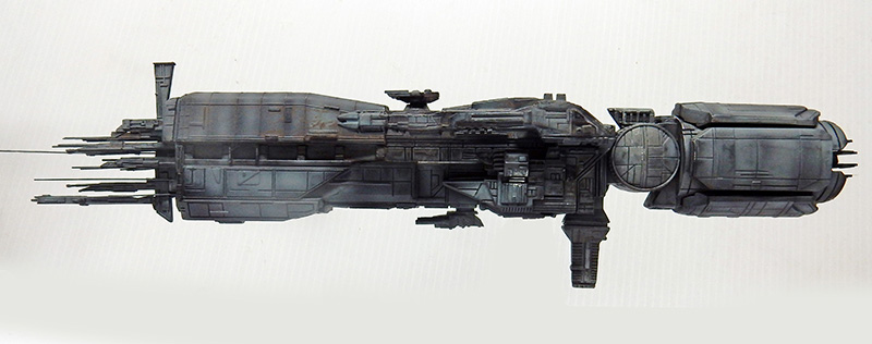 Maquette du vaisseau spatial Sulaco vue de profil, coque grise détaillée sur fond clair