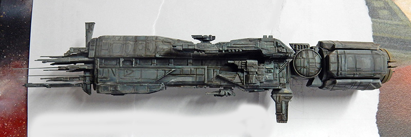 Maquette du vaisseau Sulaco d'Alien vue de profil aux détails militaires gris vieillis