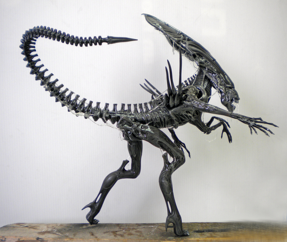 Figurine assemblée de la reine Alien peinte en noir, sans décor, sur planche