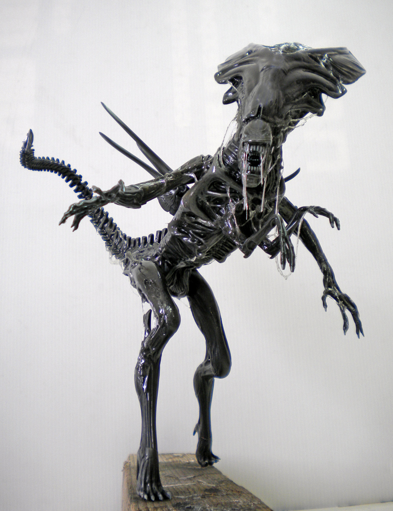 Figurine peinte de la reine Alien, gueule ouverte et bave translucide, fond neutre