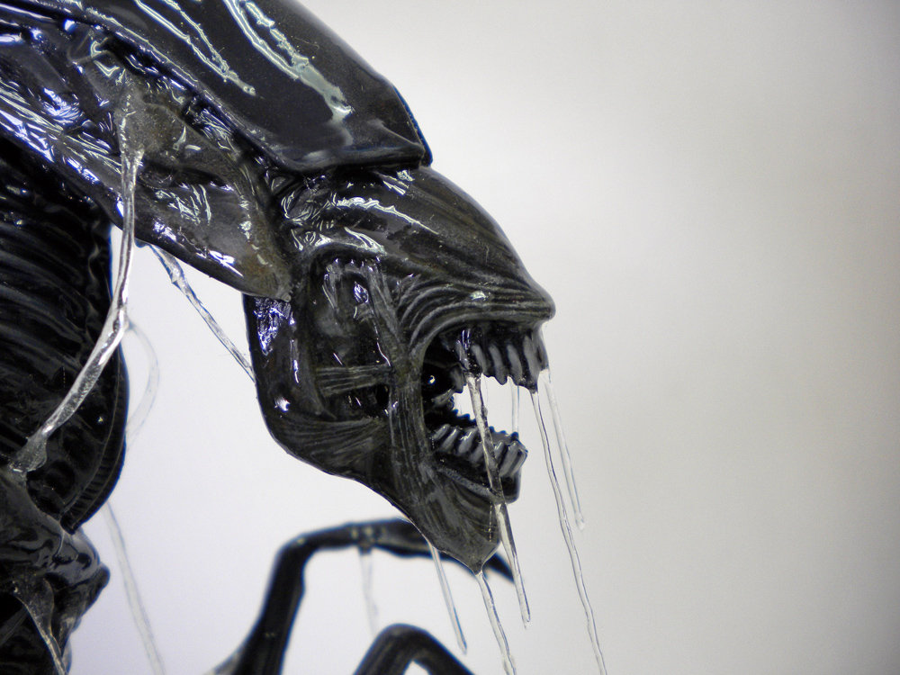 Gros plan de la tête de la reine Alien, mâchoires ouvertes et bave translucide