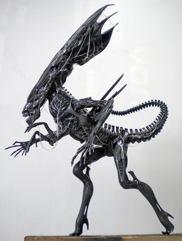 Figurine peinte de la reine Aliens vue de profil sur fond neutre