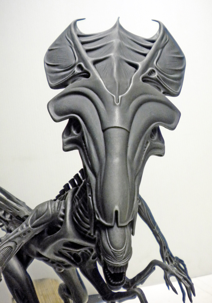 Gros plan de la tête et de la crête de la maquette reine Alien peinte en gris métallisé