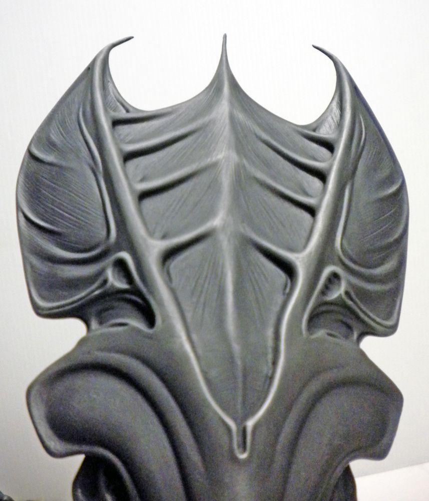 Vue rapprochée de la crête dorsale crâne de la reine Alien gris peinte