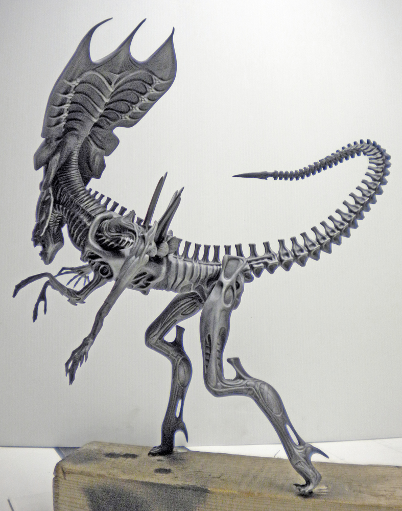 Maquette de la reine Alien à la peinture grise nuancée, posée sur une cale en bois