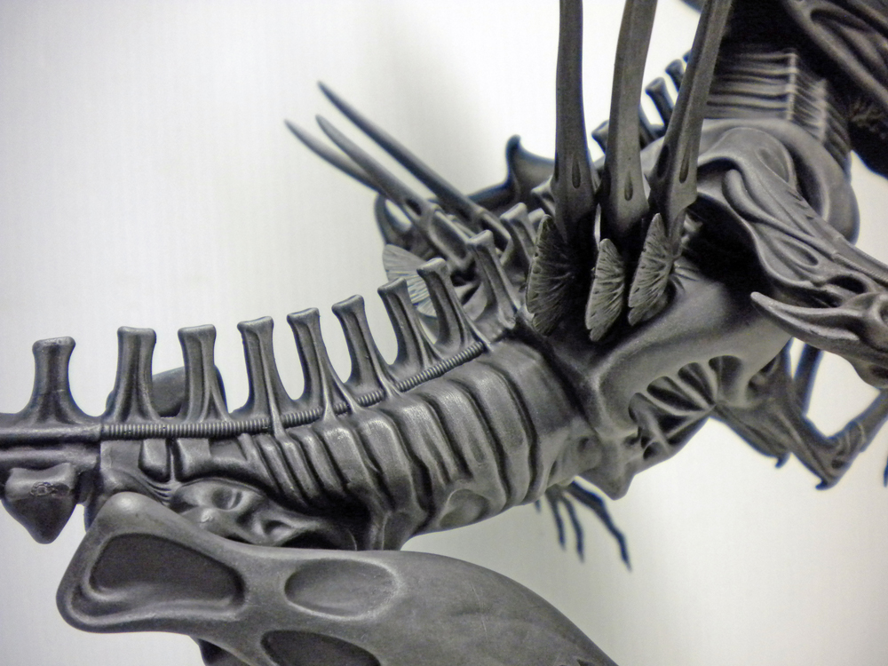 Détail de la maquette de la reine Alien montrant l'échine dorsale et les tubes dorsaux gris