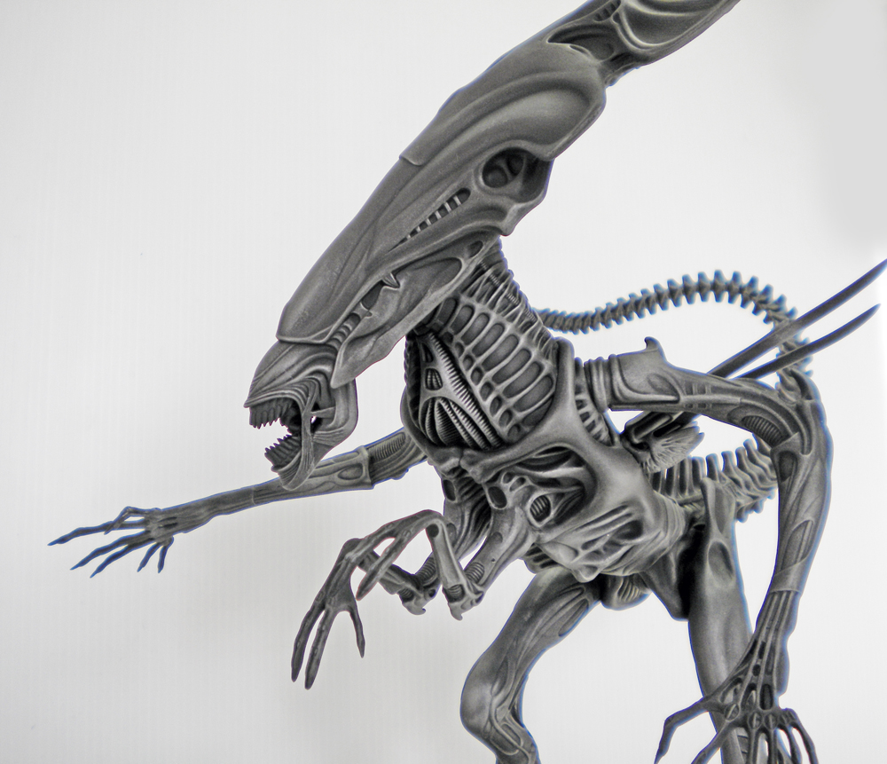 Maquette de la reine Alien gris métallisé bras tendu sur fond blanc