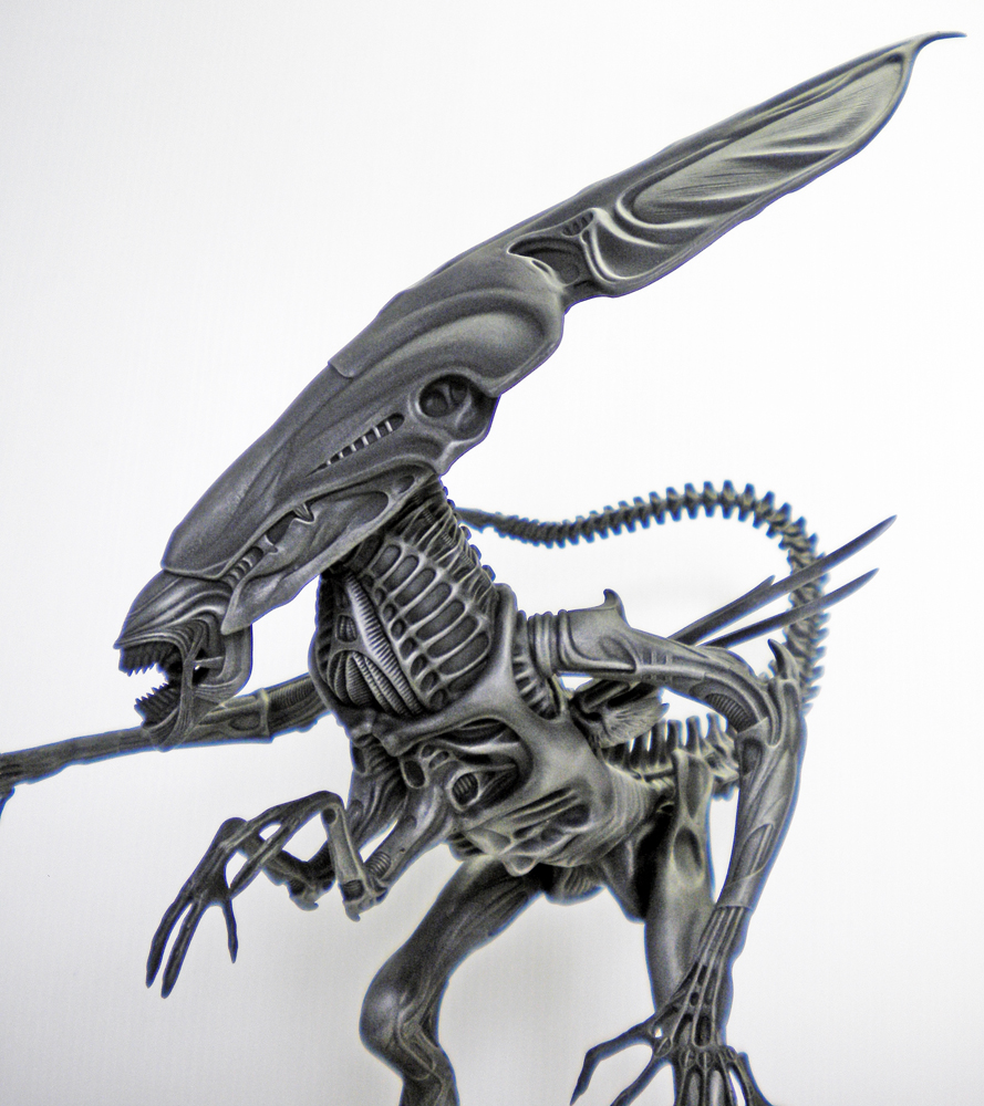 Maquette de la reine Alien gris métallisé au crâne allongé sur fond clair