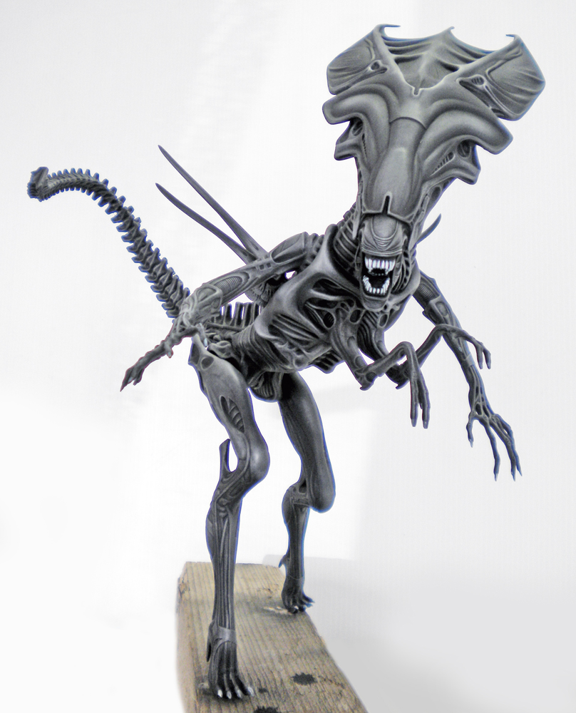 Maquette de la reine Alien gris métallisé gueule ouverte dressée sur socle en bois