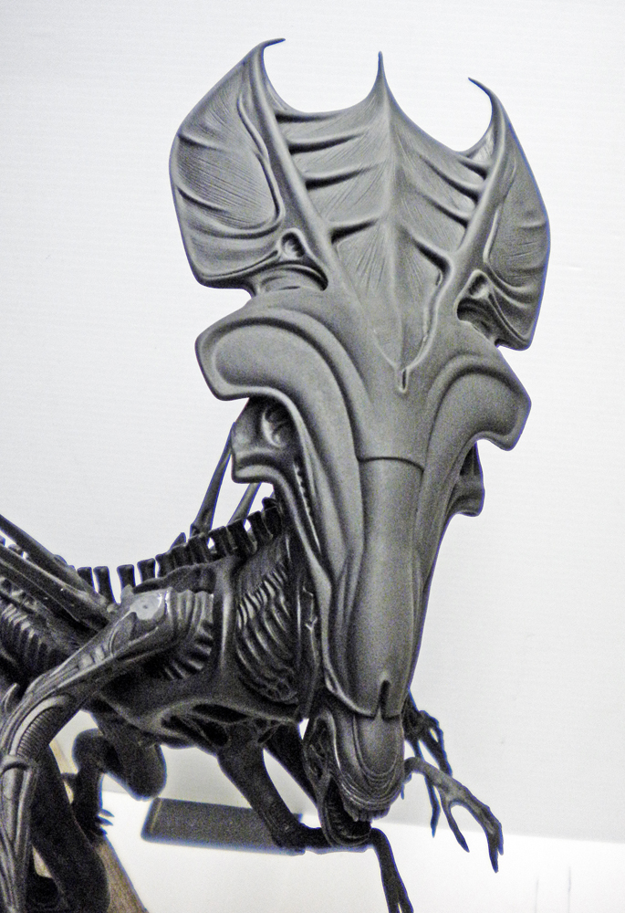 Maquette de la reine Alien gris foncé, crâne crêté détaillé vu en gros plan