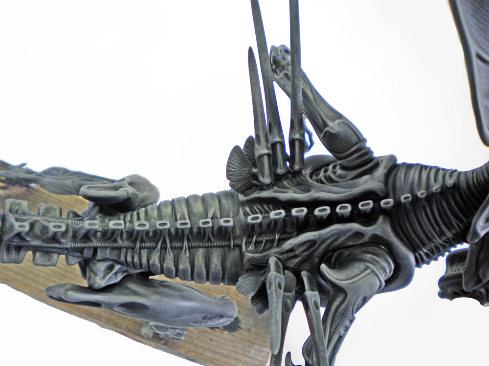 Détail de la maquette reine Alien peinte en gris métallique montrant dos segmenté et longues pattes effilées