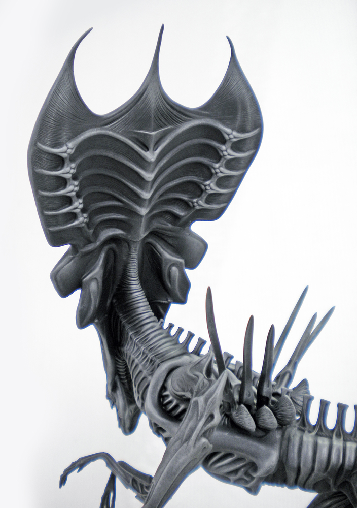 Crâne couronné et cou de la maquette reine Aliens peinte en gris métallisé