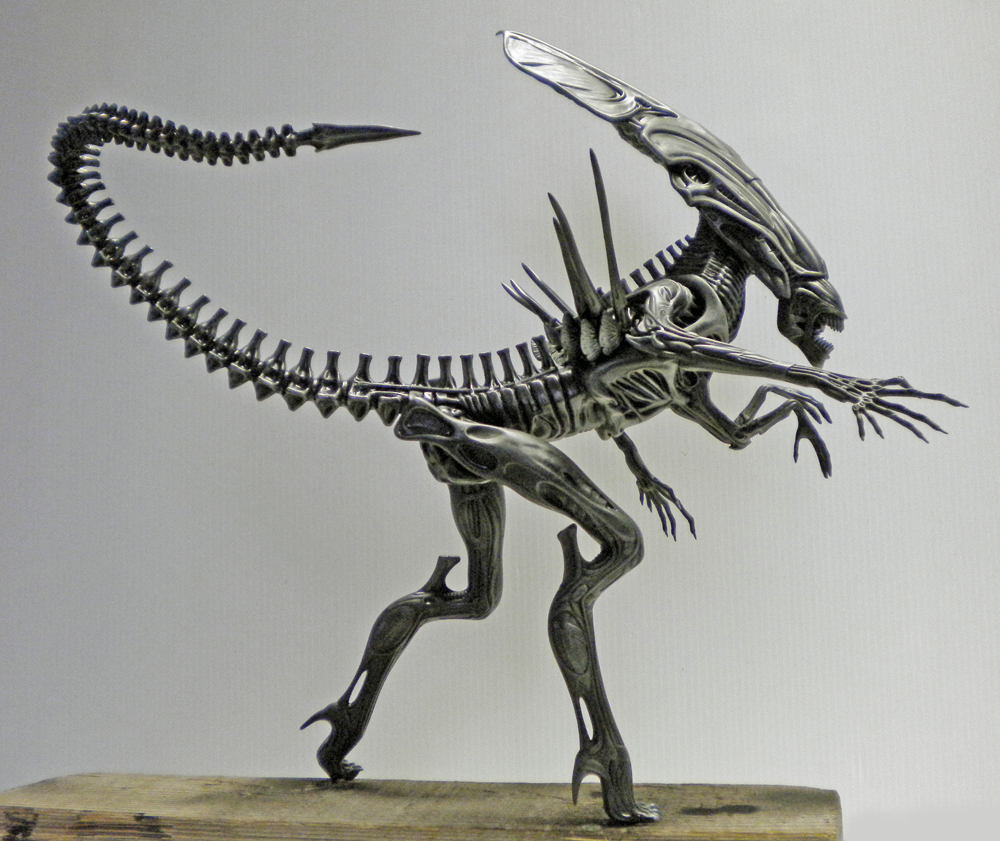 Maquette de la reine Aliens à la longue queue segmentée, posée sur socle en bois