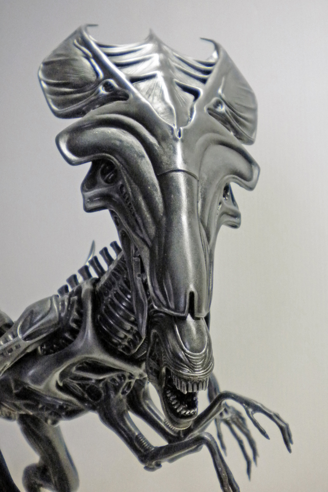 Gros plan sur la tête et la crête de la maquette argentée de la reine Alien