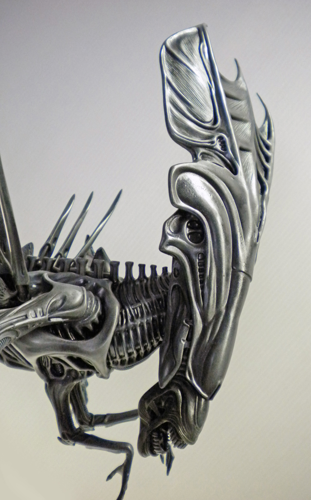 Maquette de la reine Alien peinte en gris métallisé, vue de profil sur fond clair