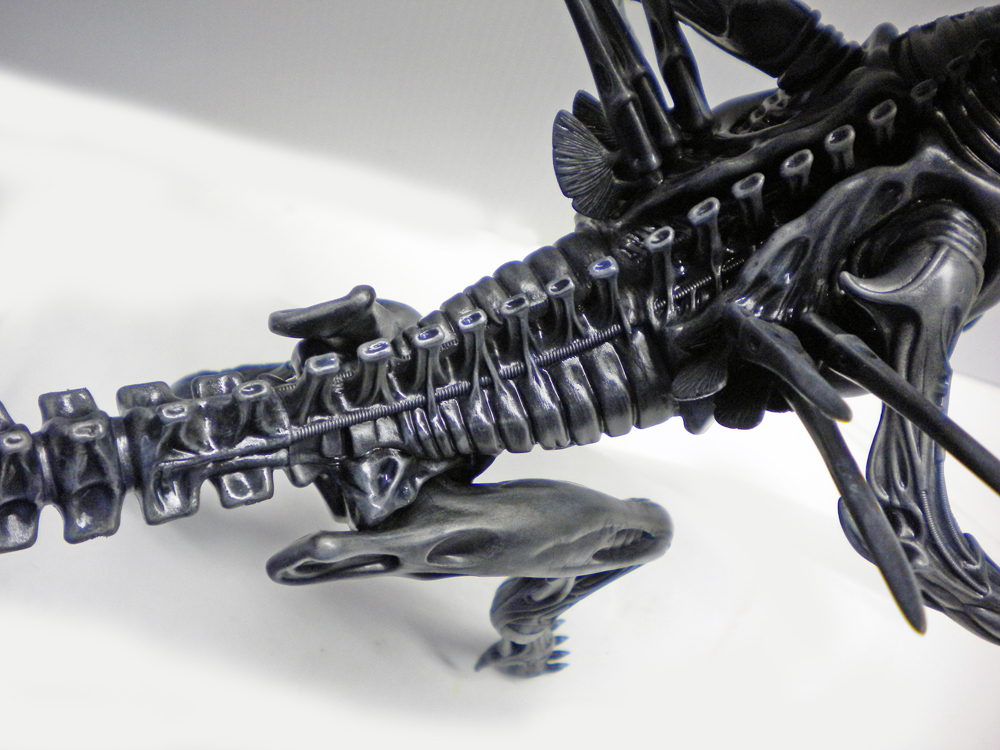Détail de la queue segmentée et du corps métallisé de la maquette reine Aliens