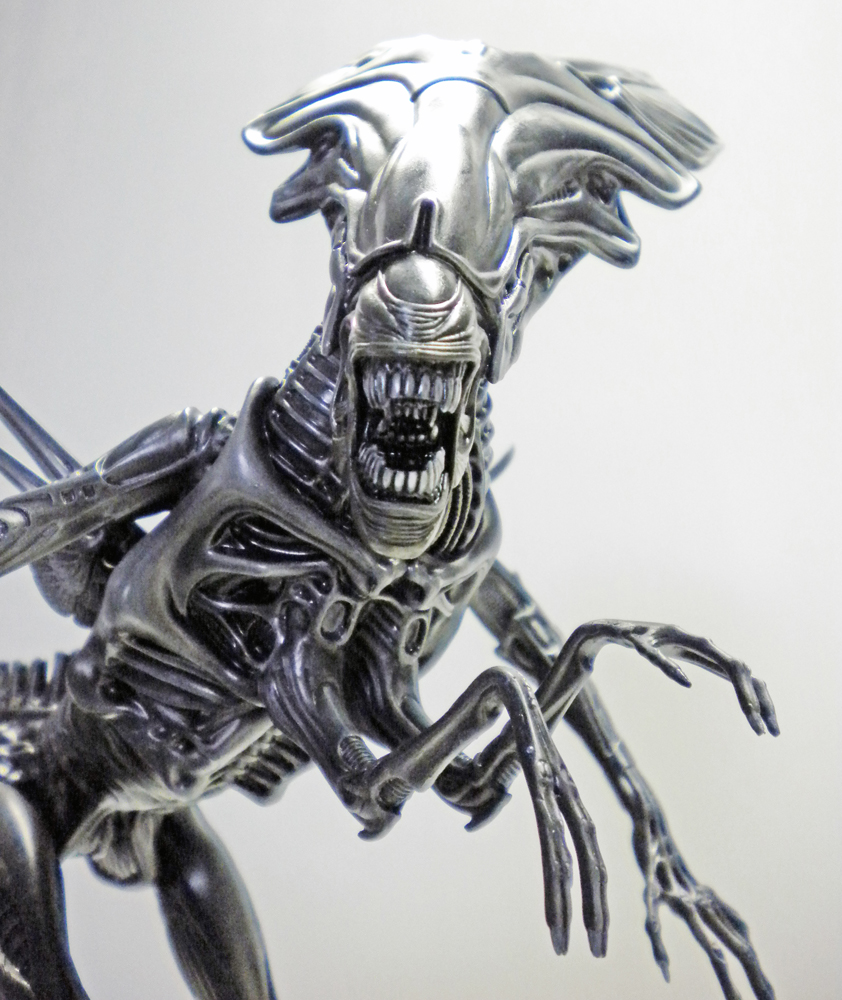 Maquette de la reine Alien gueule ouverte montrant ses dents et longues mains griffues