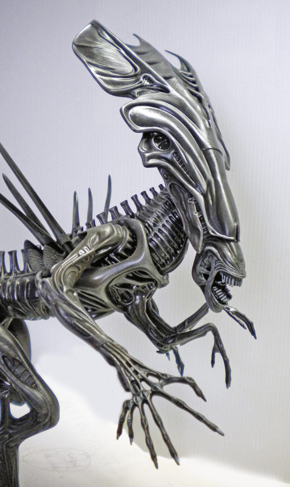 Maquette de la reine Alien peinte en gris métallisé, tête et torse en gros plan