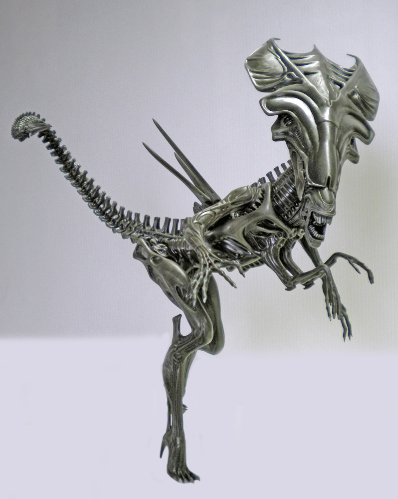 Maquette de la reine Alien à la crête imposante et longue queue sur fond clair