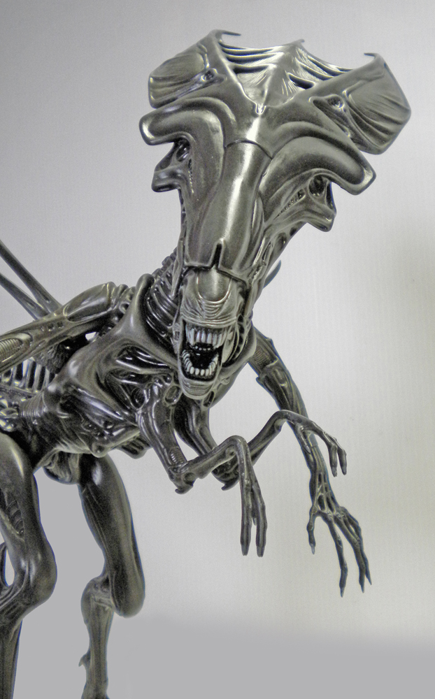 Maquette peinte de la reine Alien montrant sa tête crêtée et ses griffes acérées