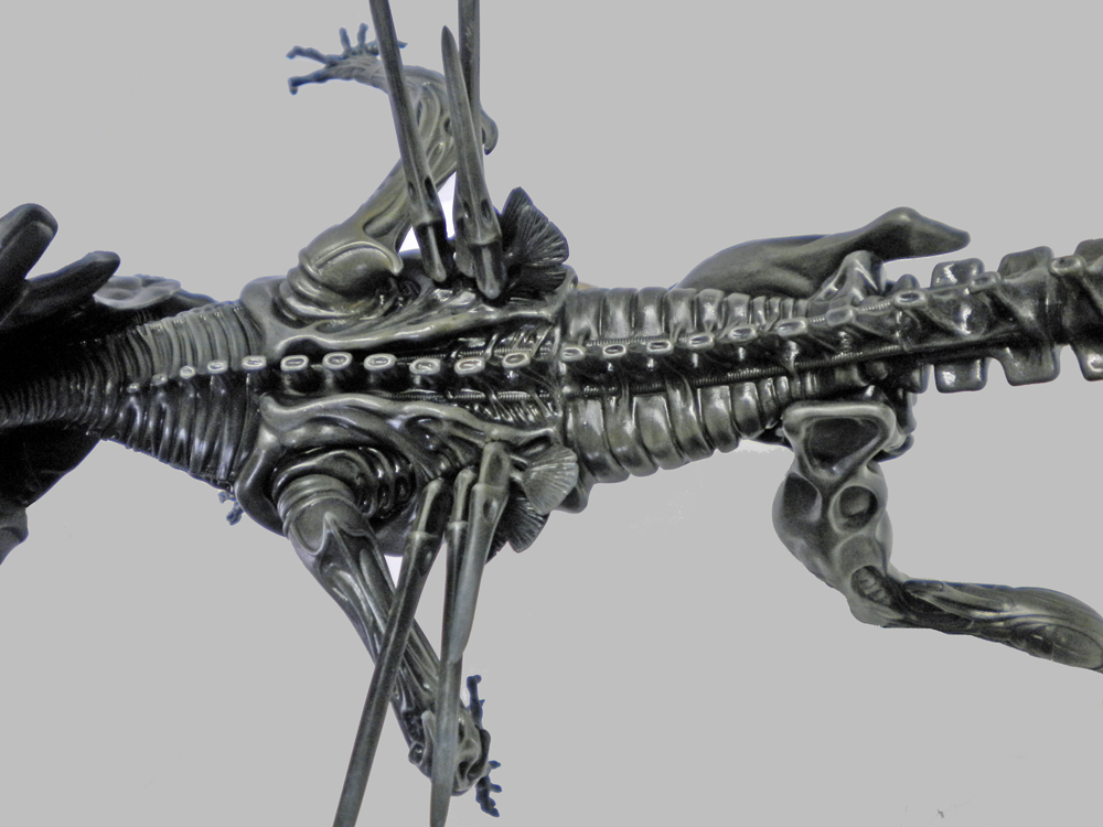 Détail du torse et de la longue queue segmentée de la maquette reine Aliens peinte