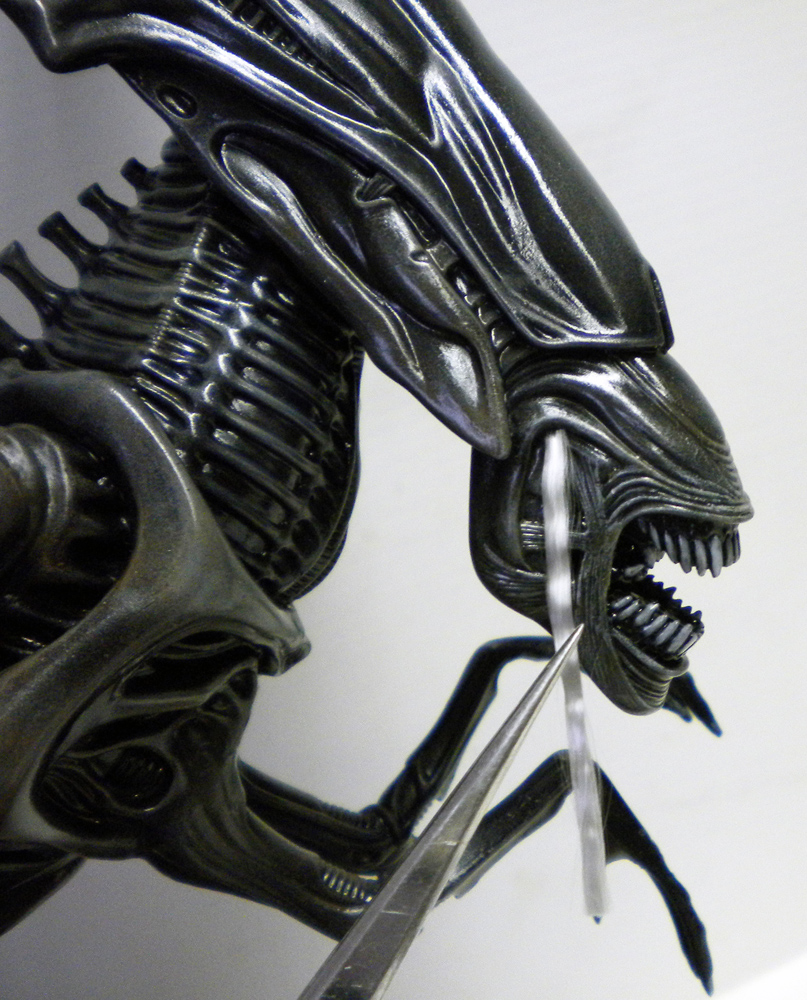 Tête et mâchoires détaillées de la figurine Alien noire avec bave translucide en formation