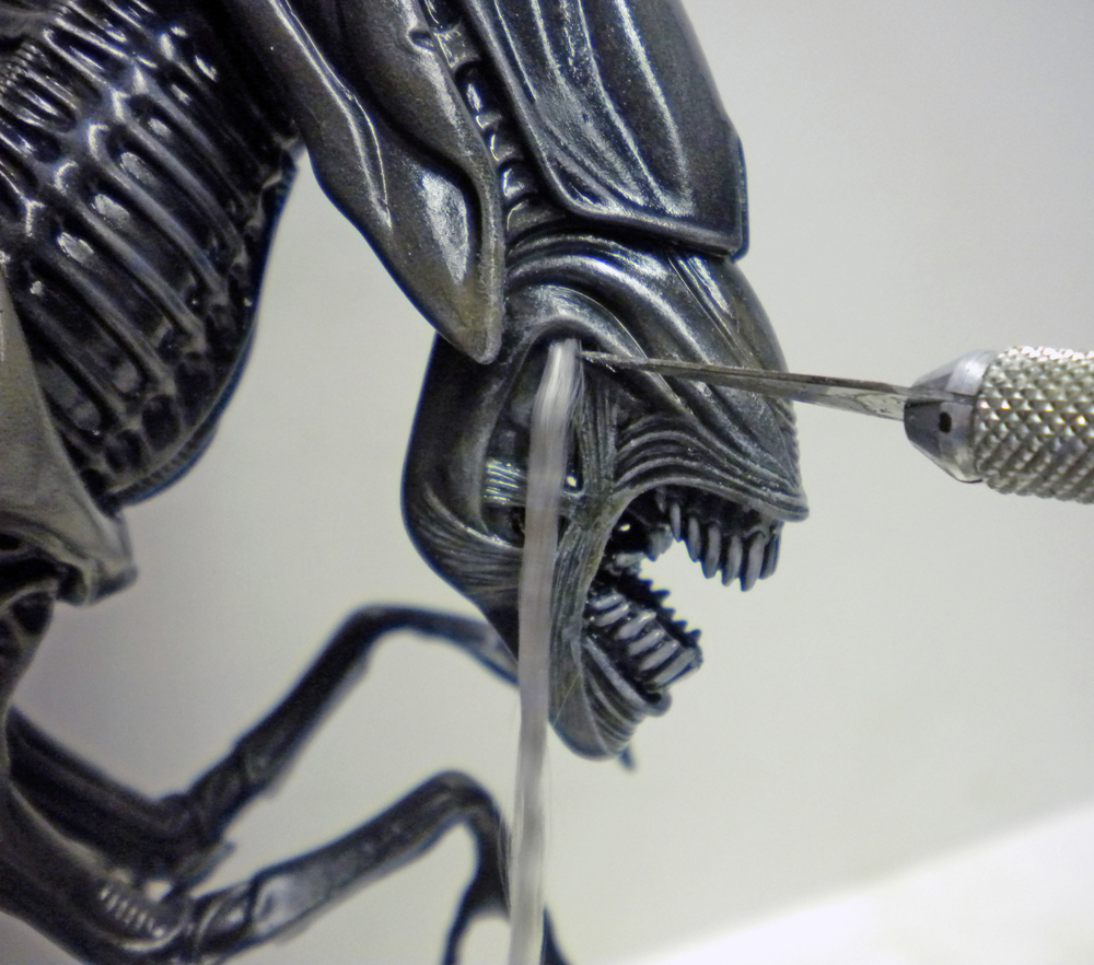 Gros plan sur la tête de la maquette Alien avec coulée de bave en étirage à l'outil