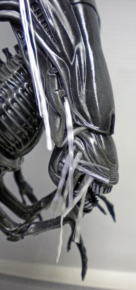 Détail de la maquette reine Alien métallisée avec filaments de bave blancs translucides