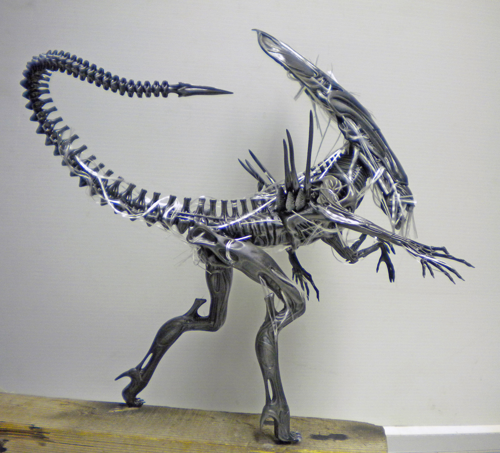 Maquette de la reine Alien à longue queue avec finition métallisée argentée