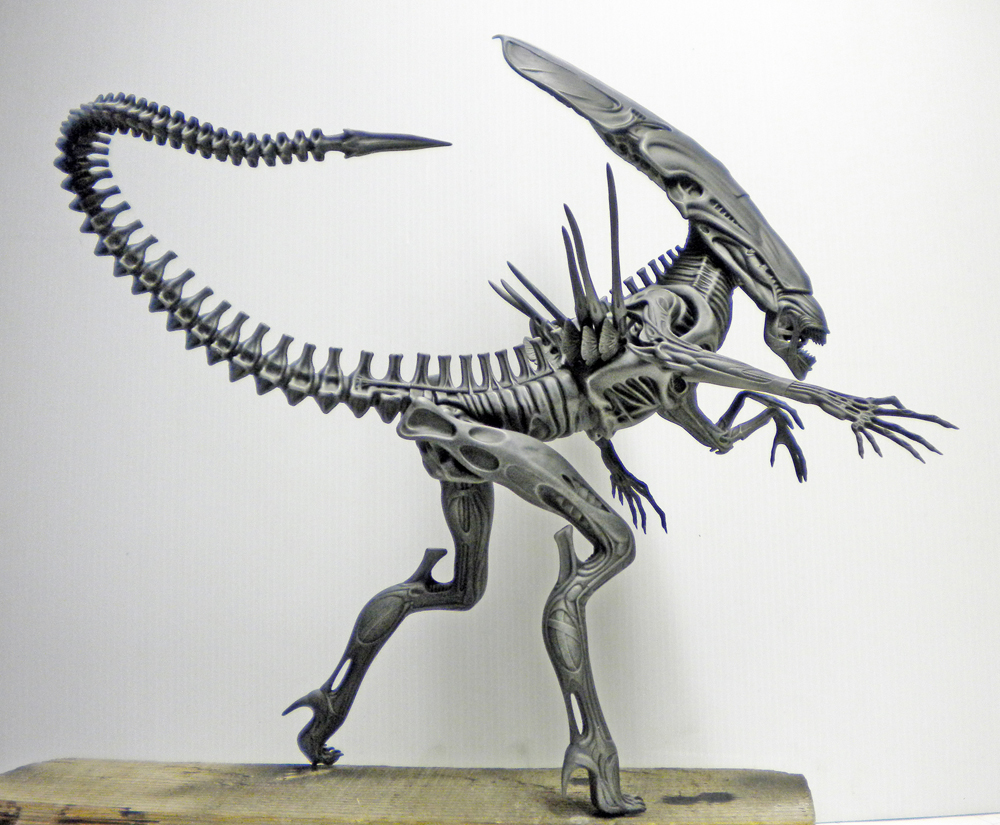 Maquette de la reine Alien gris métallisé en posture d'attaque sur socle bois