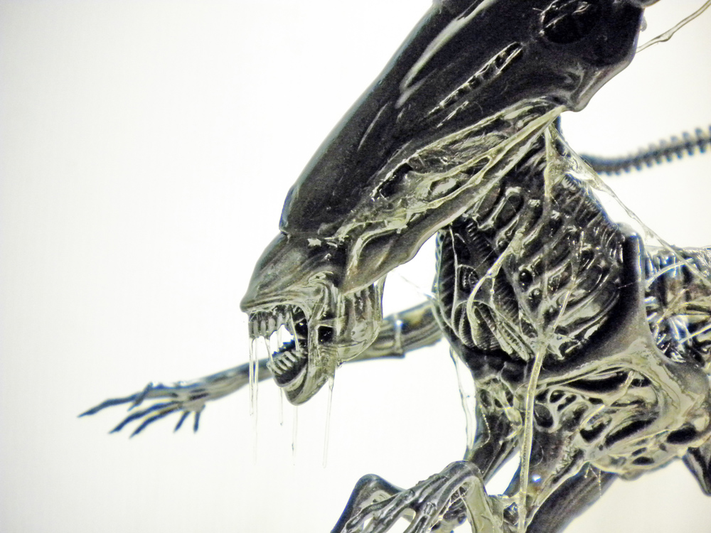 Gros plan de la maquette de la reine Alien avec bave dégoulinant de la mâchoire dentée