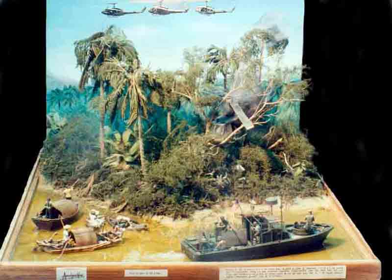 Diorama de guerre du Vietnam avec hélicoptères, jungle tropicale, patrouilleur militaire et barques sur une rivière
