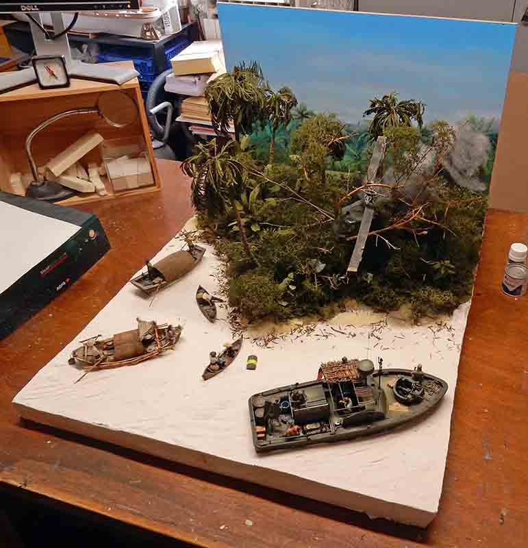 Diorama en cours de restauration avec patrouilleur fluvial et sampans devant une jungle tropicale