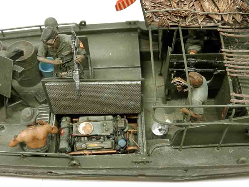 Maquette de patrouilleur fluvial avec figurines de soldats, compartiment moteur ouvert et mitrailleuses