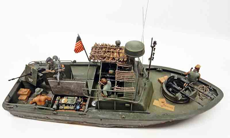 Maquette de patrouilleur fluvial militaire avec figurines, drapeau américain et armement, scène du Vietnam