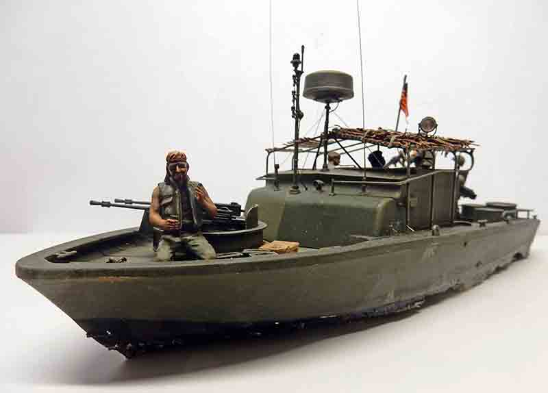 Maquette de patrouilleur fluvial militaire avec figurines de soldats armés et mitrailleuses jumelées