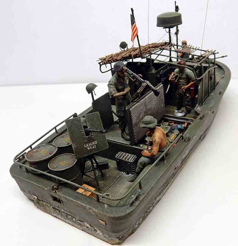Maquette de patrouilleur fluvial américain de la guerre du Vietnam avec figurines de soldats et drapeau
