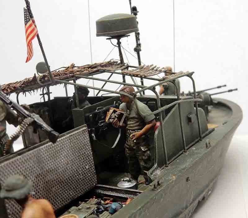 Maquette de patrouilleur fluvial américain avec figurines de soldats et drapeau, scène de guerre du Vietnam