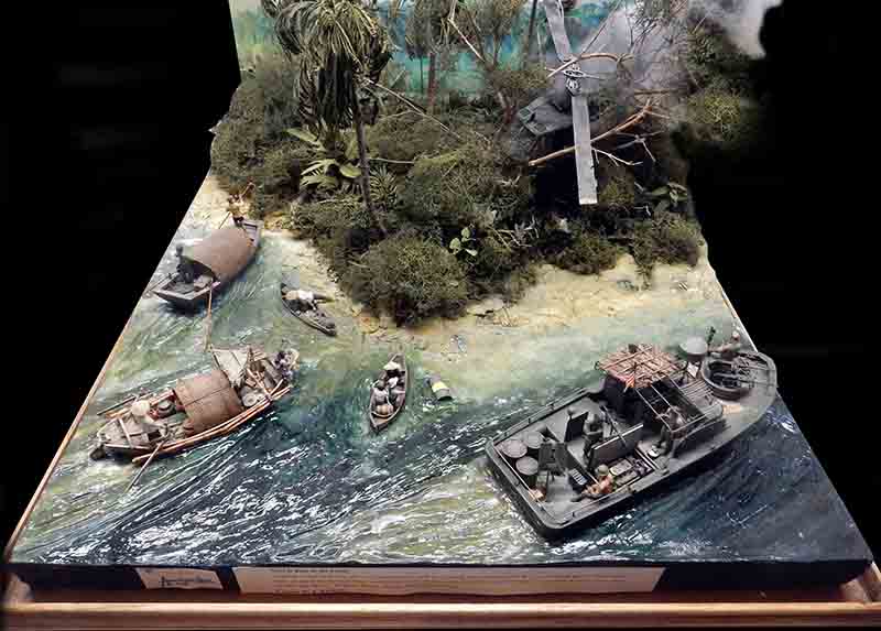 Diorama de rivière tropicale avec patrouilleur militaire, barques et jungle dense sur la berge