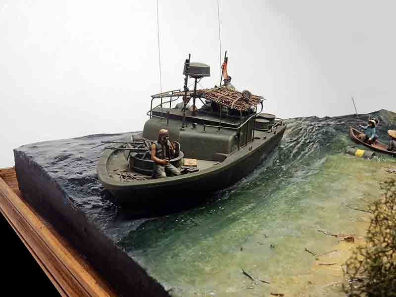 Diorama d'une vedette fluviale militaire avec figurine naviguant sur une rivière verte