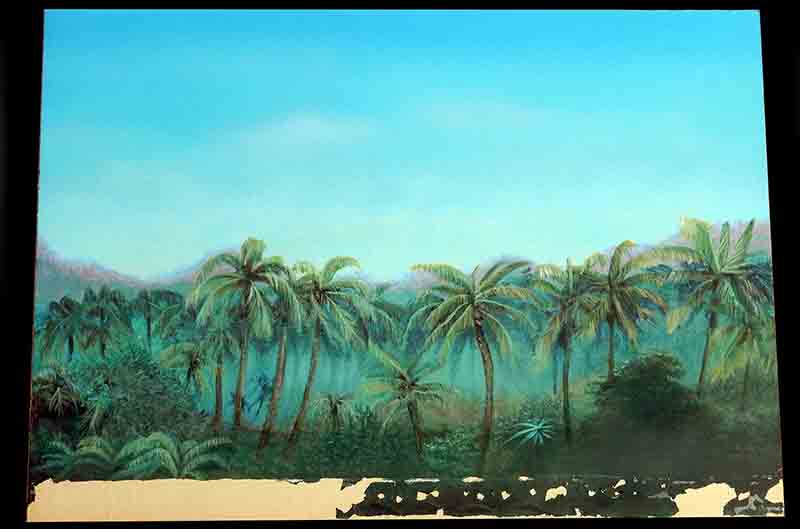 Décor de fond peint représentant une jungle tropicale avec palmiers et ciel bleu